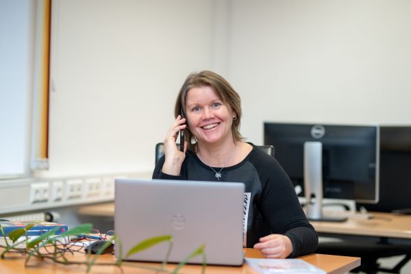 Erna Mangeng beim Telefonieren am Schreibtisch